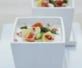 Kokosmilchsuppe mit Pilzen, Bambus und grünem Spargel