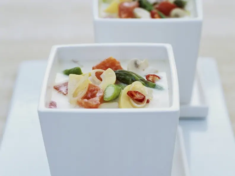 Kokosmilchsuppe mit Pilzen, Bambus und grünem Spargel