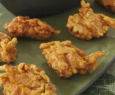 Frittierte Pastinaken-Karotten-Bällchen mit Joghurtsoße
