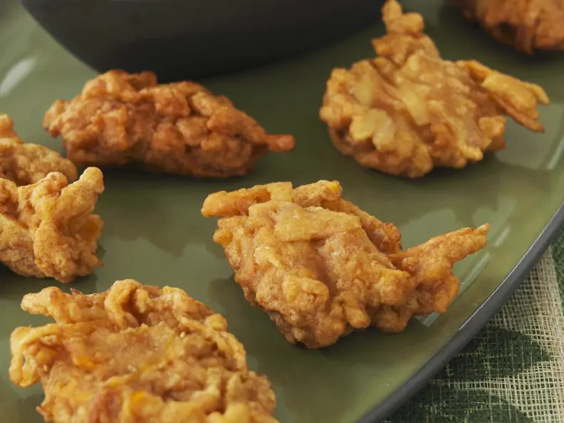 Frittierte Pastinaken-Karotten-Bällchen mit Joghurtsoße