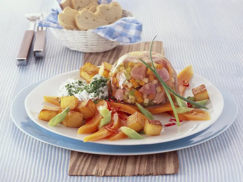 Gemüse und Fleisch in Gelee mit gebratenem Kürbis
