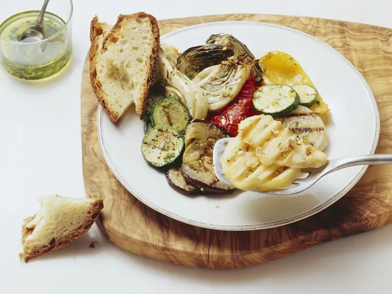 Gegrillter Scamorza und Gemüse