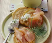 Blinies mit geräuchertem Lachs und Meerrettichdip