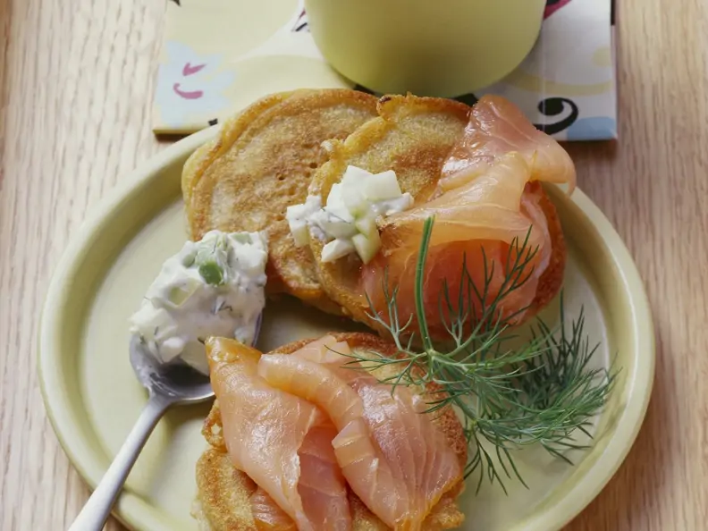 Blinies mit geräuchertem Lachs und Meerrettichdip