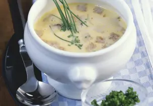 Bayerische Brotsuppe mit Schnittlauch