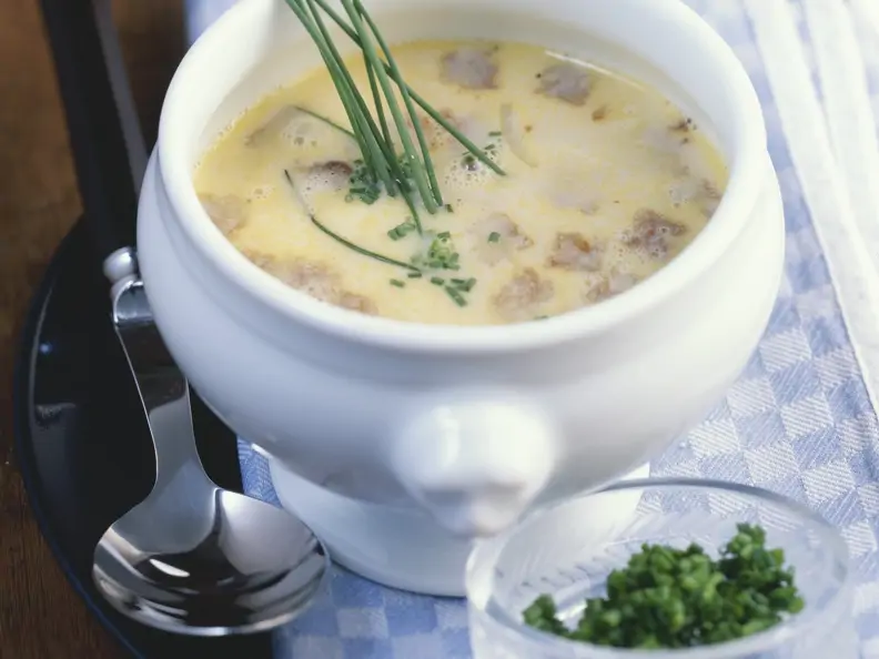Bayerische Brotsuppe mit Schnittlauch