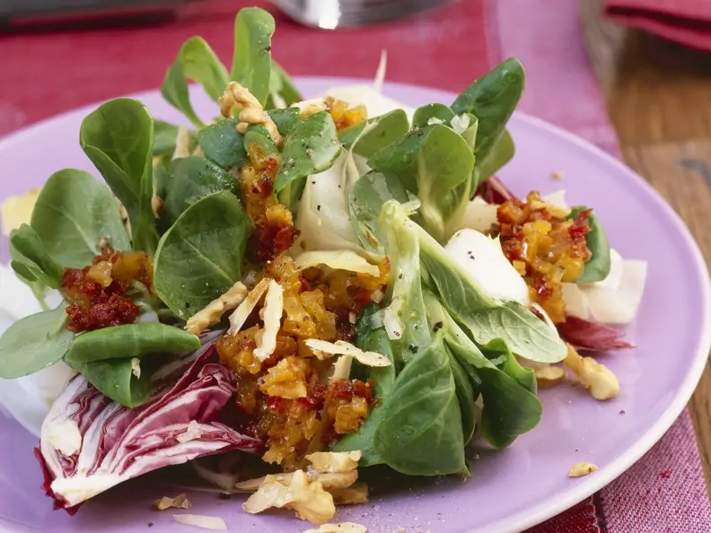 Blattsalate mit Aprikosen & rotem Pesto