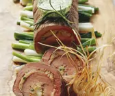 Rinder-und Kalbsfilet als Rollbraten mit Frühlingszwiebeln