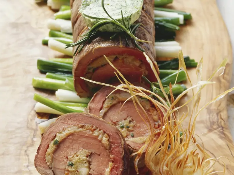 Rinder-und Kalbsfilet als Rollbraten mit Frühlingszwiebeln