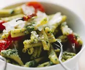 Pasta mit Pesto aus Kopfsalat und Kirschtomaten