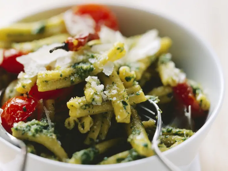 Pasta mit Pesto aus Kopfsalat und Kirschtomaten