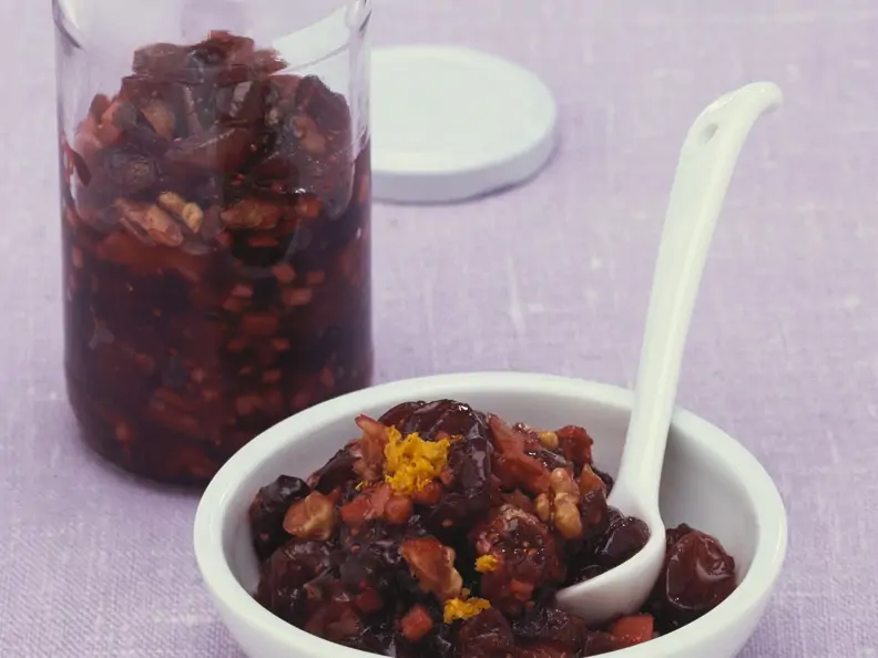 Relish mit Äpfeln, Cranberries und Walnüssen