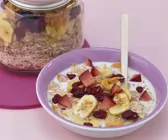 Frisches Müsli mit Trocken-Bananen und Cranberries