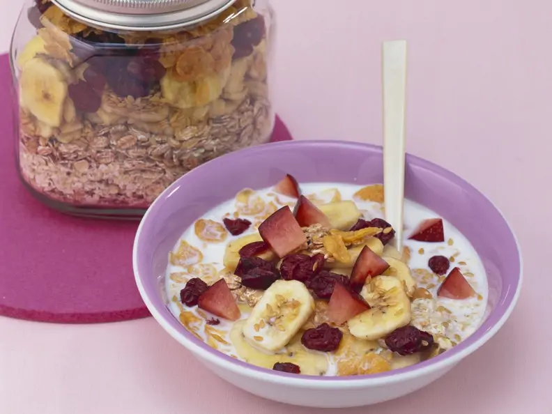 Frisches Müsli mit Trocken-Bananen und Cranberries