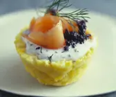 Kleine Kartoffelpastete mit geräuchertem Lachs und Kaviar