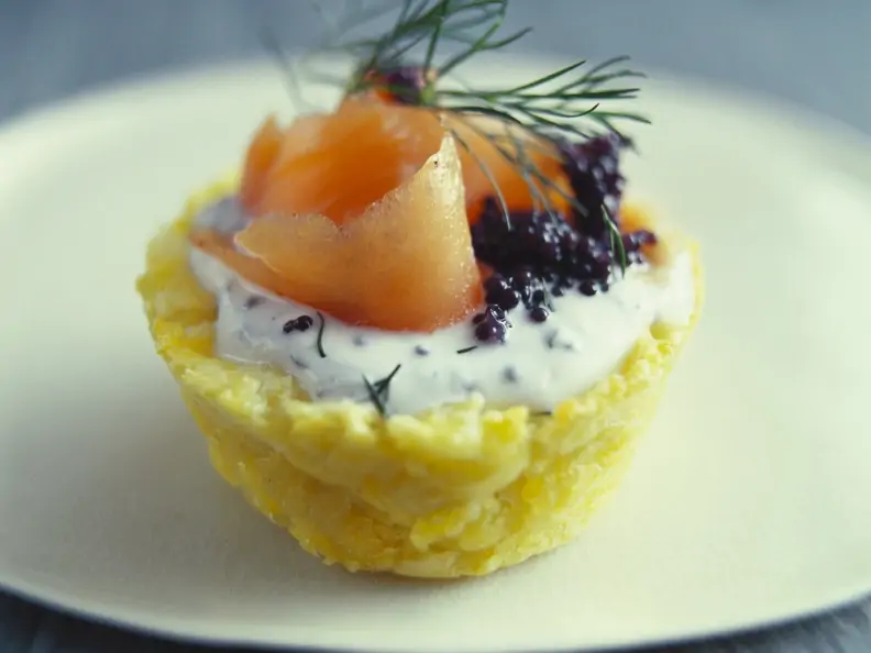 Kleine Kartoffelpastete mit geräuchertem Lachs und Kaviar
