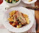 Kalbsbrustbraten in Rotweinsoße mit Kartoffelnocken dazu Salat