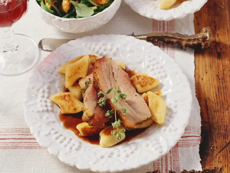 Kalbsbrustbraten in Rotweinsoße mit Kartoffelnocken dazu Salat