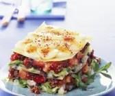 Hacklasagne mit Salatblättern und Kartoffeln