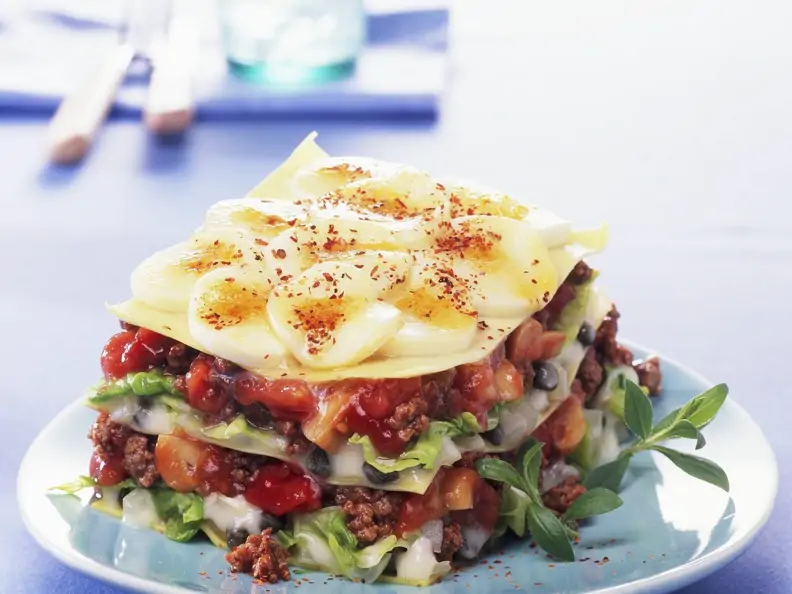 Hacklasagne mit Salatblättern und Kartoffeln