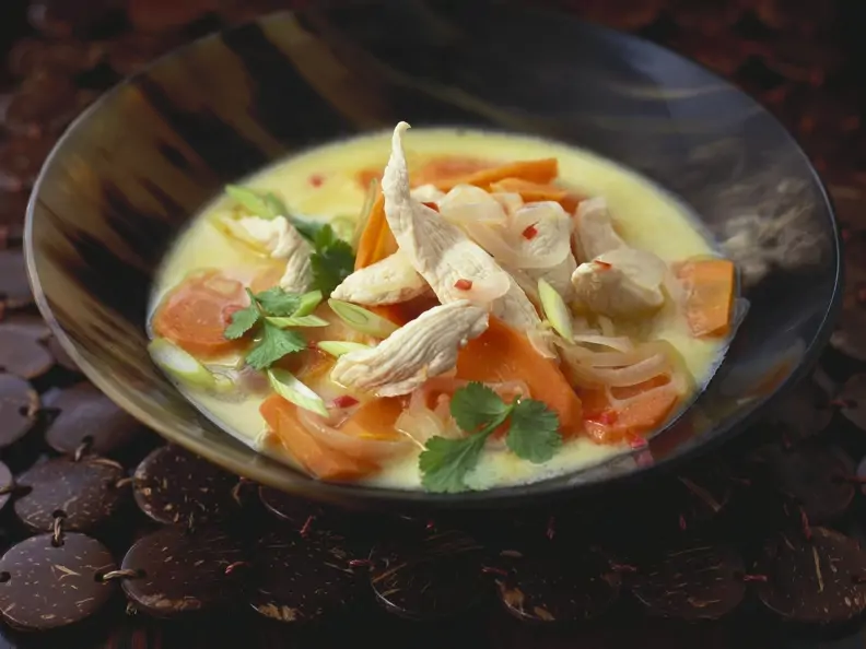 Hähnchen-Kokossuppe aus dem Wok