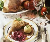 Weihnachtlicher Gänsebraten mit Apfel-Rotkraut und Knödeln