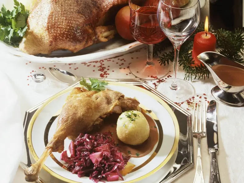 Weihnachtlicher Gänsebraten mit Apfel-Rotkraut und Knödeln