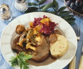 Keule vom Dammhirsch mit Rotweinsoße und Pilzen dazu Böhmischer Knödel
