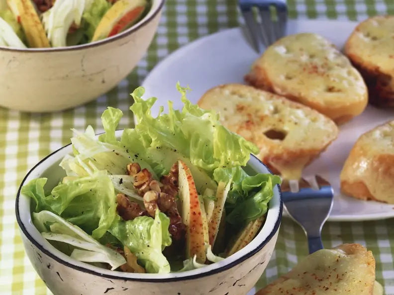 Eichblatsalat mit Birnen, Fenchel und Walnuss