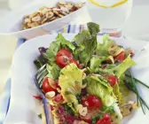 Bataviasalat mit Kirschtomaten und Haselnusskernen