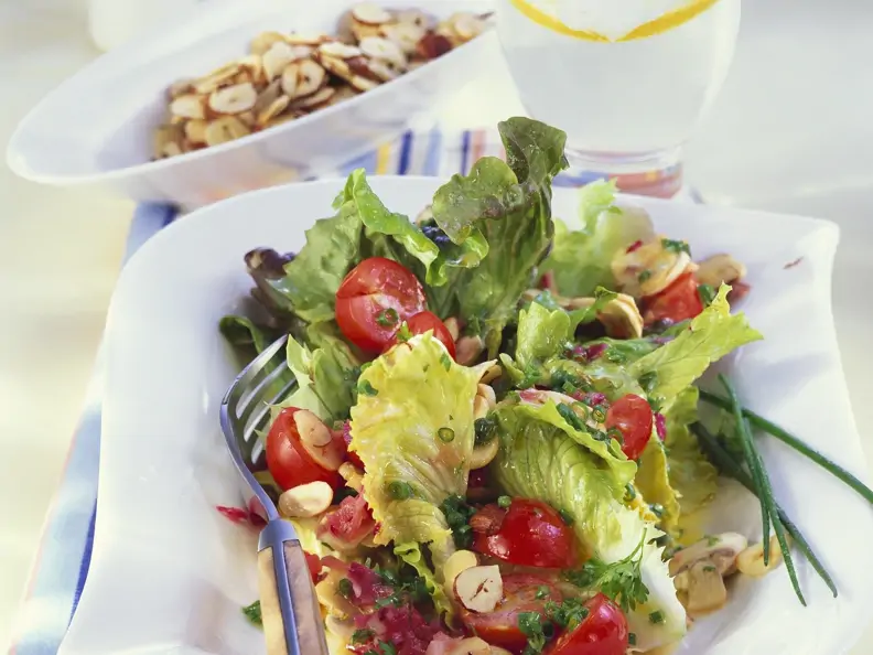 Bataviasalat mit Kirschtomaten und Haselnusskernen