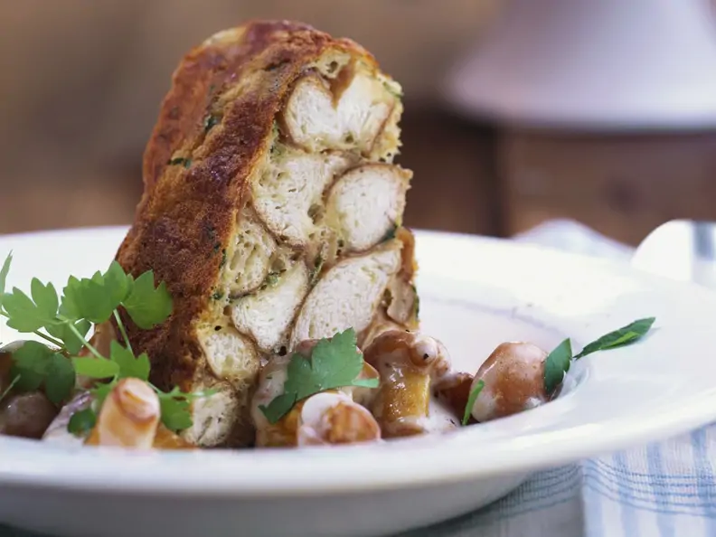 Brezenpudding mit Pfifferlingen