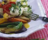 Sommergemüse mit Käsenocken und Honigvinaigrette