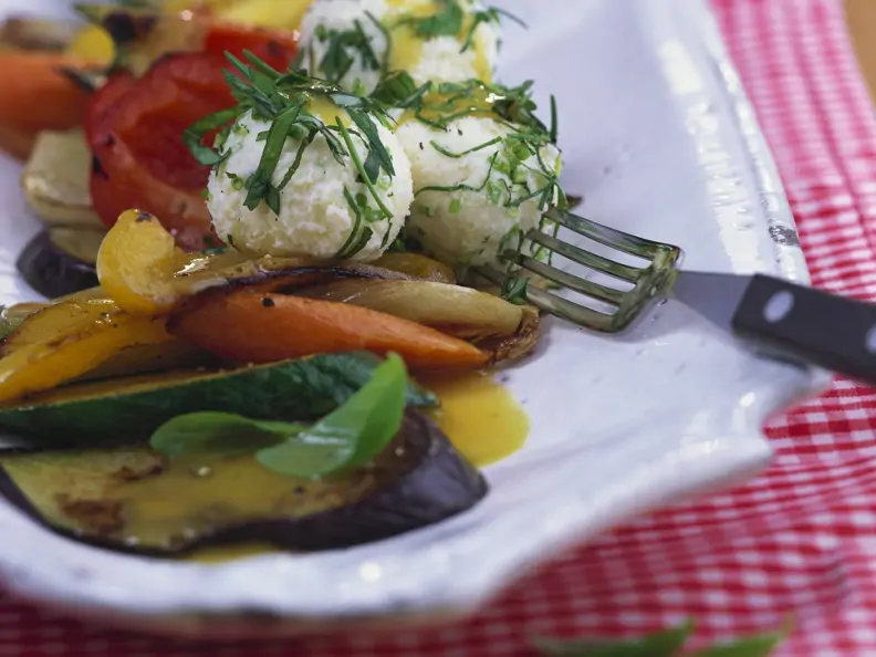 Sommergemüse mit Käsenocken und Honigvinaigrette