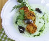 Frühlingshafte Kräutersuppe mit Morchel-Kartoffelpuffern