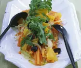 Karottensalat mit Orangen, Oliven und Rucola