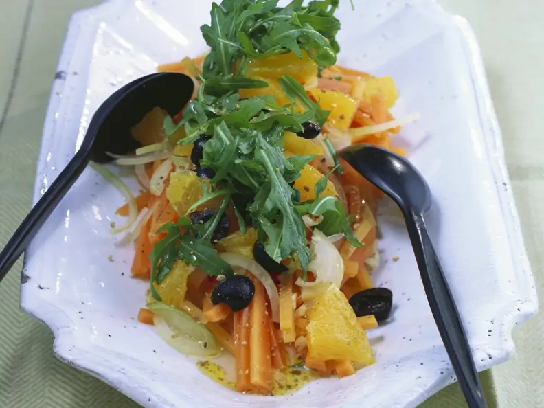 Karottensalat mit Orangen, Oliven und Rucola