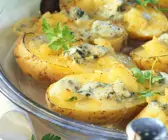 Gebackene Kartoffeln mit pikanter Käsefüllung