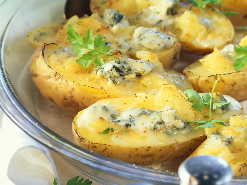 Gebackene Kartoffeln mit pikanter Käsefüllung