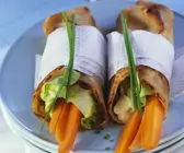Pfannkuchenrollen mit Karotten und Schnittlauchaufstrich