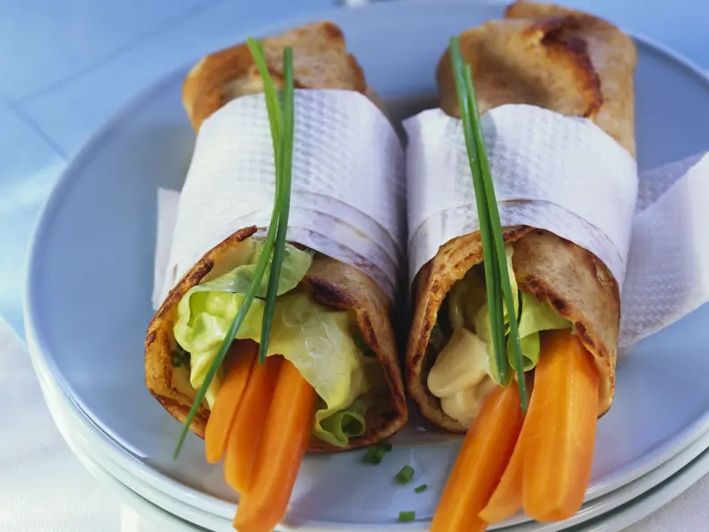 Pfannkuchenrollen mit Karotten und Schnittlauchaufstrich