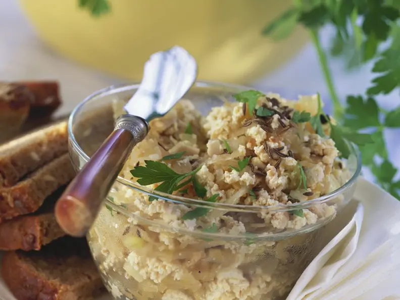Räuchertofuaufstrich mit Kraut und Kümmel