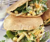 Vollkorn-Pitabrot mit Spinatsalat und Walnüssen gefüllt
