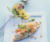 Tilapiafilet mit Kerbel-Nuss-Haube und Rucola-Kartoffelsalat