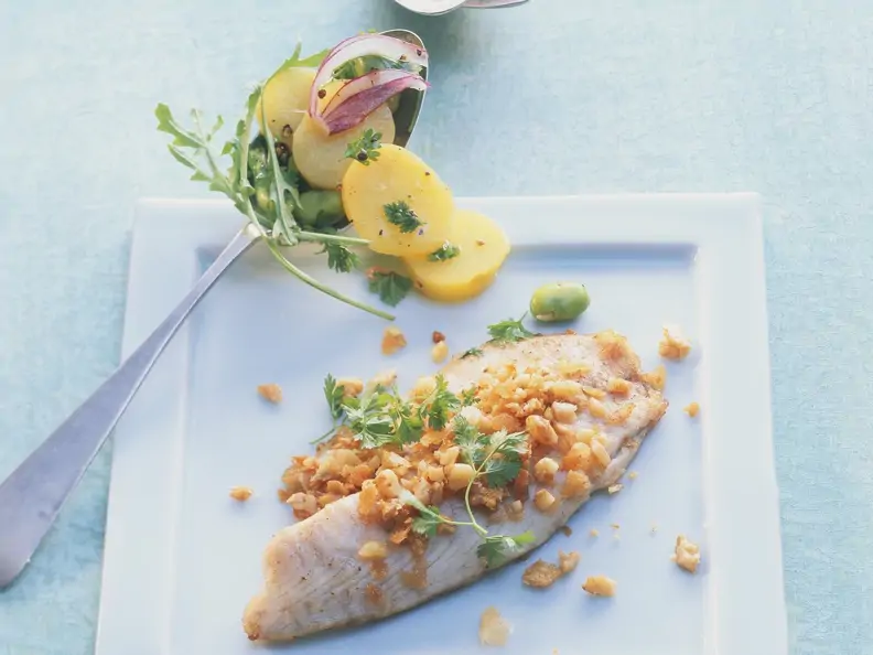 Tilapiafilet mit Kerbel-Nuss-Haube und Rucola-Kartoffelsalat