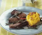 Kalbsleber mit Salbei, Zwiebeln und Safran-Kartoffelbrei