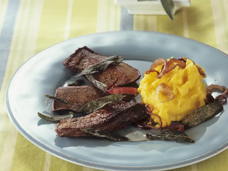 Kalbsleber mit Salbei, Zwiebeln und Safran-Kartoffelbrei