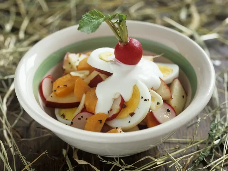 Österlicher Eiersalat mit Möhren und Radieschen