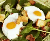 Spinatsalat mit rohem Schinken, Croutons und Spiegeleiern