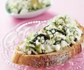Brot mit Avocado und Hüttenkäse